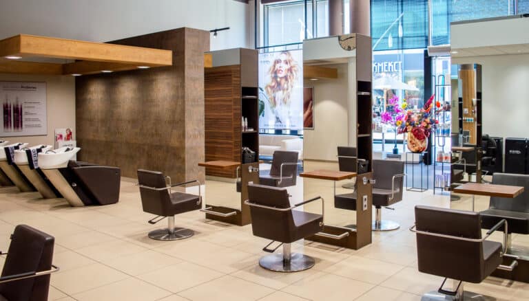 Interieur van kapsalon By Yoel Almere met knipstoelen en wasplekken